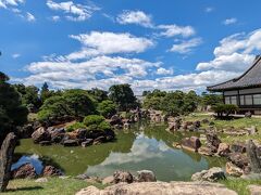 快晴よりもちょっと雲のある方が、二の丸庭園が映えると思いました。