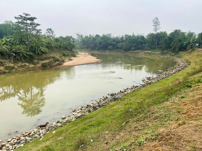 食後はCNGで移動。大きな川がゆっくりと流れていました。