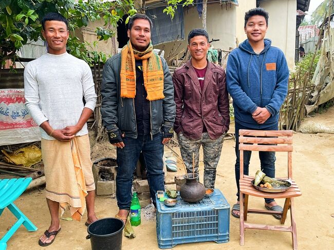 トリプラ族の若者。英語が上手で聞いてみたら大卒だって。<br />トリプラ族はヒンドゥー教徒。インドのトリプラ州はすぐ近く。<br />本日のヒンドゥーのイベントでお酒が入ってハイテンション。<br />彼らはサッカー好きでアジア・カップでは日本を応援してるか。<br />こういうのを聞くと嬉しくなります。<br /><br />