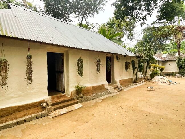 トリプラ村からお次にやって来たのは茶畑で働く人々の村。<br />茶畑で働く人々は貧しいとは聞いていましたが、村に入って<br />何故かスペインのアンダルシアの白い町を思い出しました。