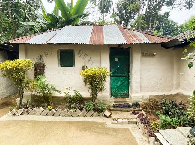 トタンの屋根がバングラの村風ですが。<br />屋根が石積みのとんがり屋根だったら、イタリアのトゥルッリ？