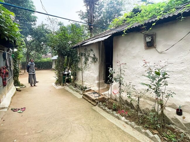 中々素敵な村です。茶畑で働く人々のアコモデーション。<br /><br />私がバブル時代に最低賃金で働いたカナダのワーキング・ホリデー。<br />あの時も田舎のバンフだったので、<br />アコモデーションを提供されたのを思い出します。<br />今やワーホリの方が日本のバイトより稼げる時代に…。