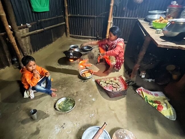 台所。どの国でもお母さんは調理で忙しい。