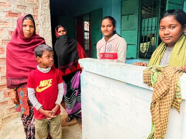 お家に招かれたご家族。