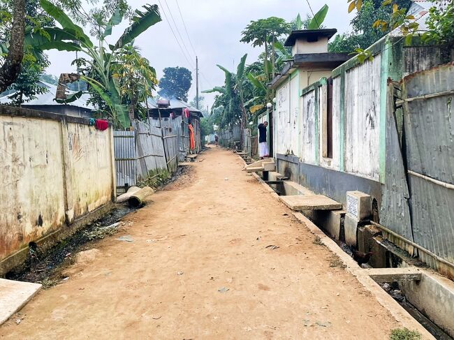 この日訪れた村の中で一番大きな村でした。<br />でも側溝からヘドロの臭いが。