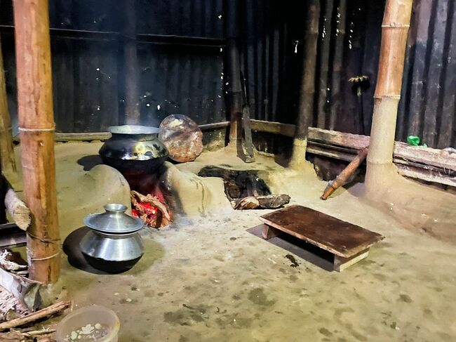 別の民家の台所。暗くてピンボケですが。