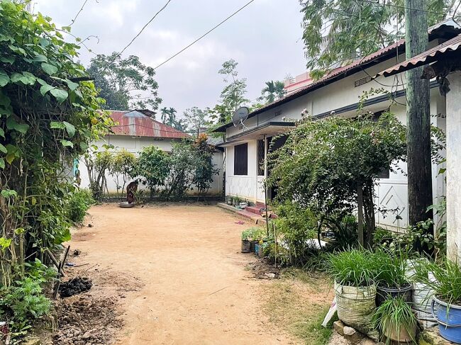 本日最後にやって来たのはモニプリ族の村。<br />村に入る前に沢山の工芸品のお土産屋さんがありました。