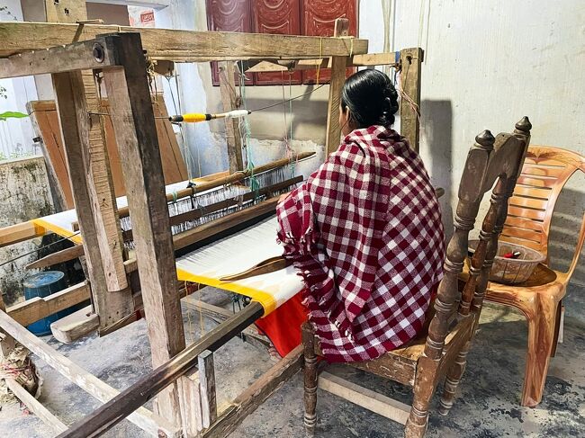 モニプリ村は手織りの織物で有名だそうです。