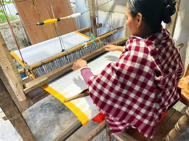 一本一本デザインにそって糸を操る光景は正に職人技。