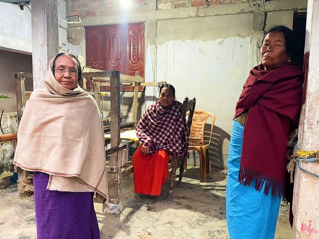 モニプリ村の女性達。日が暮れるとショールが活躍。<br />この村で織られたショールなのかな？<br /><br />右側のおばさんは、どや顔が大阪のおばちゃんっぽい。<br />何故か親近感を感じます。