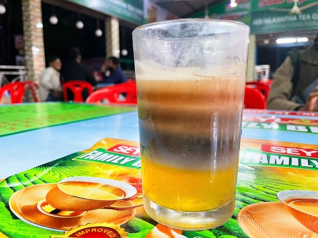 モニプリ村からほど近いカフェ「Adi Nilkantha tea Cabin」へ。<br />スリモンゴル名物の7層になったフレーバー・ティー。<br />自分が想像していた色味とは違いましたが、<br />混ぜずにゆっくり飲むのが良いとか。<br /><br />普段紅茶を飲まない私には、<br />あまり味の違いが分かりませんでしたが。