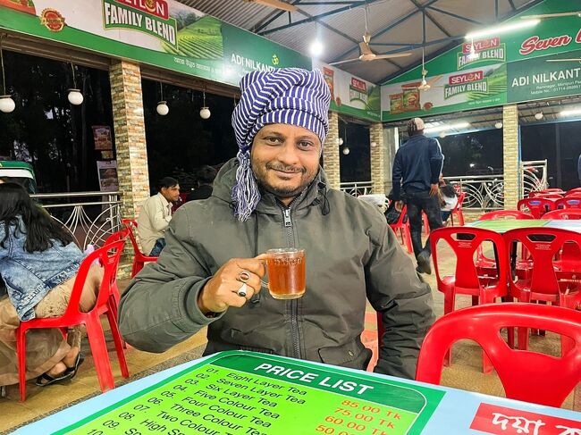 本日一日お世話になったドライバーさん。<br />英語は通じませんでしたが、気持ちは通じました。<br />そろそろお二人とはお別れの時間。<br />本当に楽しい時間をありがとう！<br /><br />スリモンゴル一日おひとり様ツアーは昼食以外は全て込みで45ドル。<br />Razbeさんへは5ドル、ドライバーさんへは300タカ(420円ほど)の<br />チップをお渡ししました。<br />私からしたら大した金額でもないのに感謝され、<br />私の感謝の気持ちが通じたようで嬉しかった～。<br />