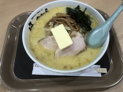 19時のバスに乗り、19時半に青森空港到着です。
晩ご飯を食べていないので、空港内のフードコートで青森みそカレー牛乳ラーメン？なるものをいただきます。
味は、まあ、ね。名前の通り、みそでカレーで牛乳な感じの味でした笑