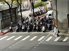 台北駅までの歩道橋から。
さすがバイク大国。