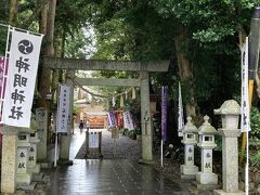 5分程で神明神社の鳥居が見えてきます。

閑静な森の中にひっそりと佇んでいるこの神明神社は、天照大神を主祭神とする伊勢神宮内宮を総本社とする神社で、こちらには現在二十六柱の神々が祀られているようです。

相差の氏神様として、古くから海女が信仰し、安全大漁を祈願してきたようです。