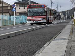 田舎の赤バスに乗車する。

バス停　10：11