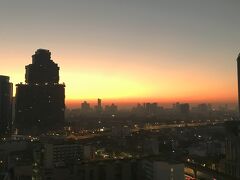 おはようございます
バンコクの朝です

バンコクは朝焼けと夕焼けの赤が印象深くてとても綺麗です
バンコクの旅で思い出すのはこの朝焼けと夕焼けの赤の美しさ