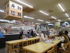 食事処「とれとれ市場横丁」は人気店。
行列ができることもあるそうですが、午前11時前だったせいか空いていました。

そうは言っても、注文して1分も経たないうちに出てくるとは。
超早っ（＠ｏ＠）

画像は、表紙に載せていますが、
丼は、ここも小さかったです…。
でも、味には大満足（・∀・）
梅ペーストの酸っぱさと、明太子の辛さに、シソの爽やかさがいいアクセント。しらすもネギたっぷりで、おいしかったです。ただ量的に物足りなさを感じました…。