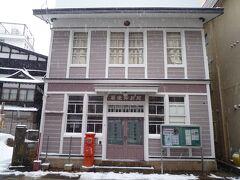 大友屋のすぐ近くに、ひときわ目立つ旧郵便局舎があります。