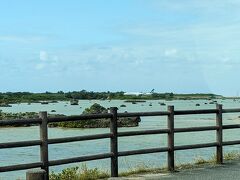 佐和田の浜

伊良部島から佐和田の浜越しに下地島空港の滑走路が見えています。