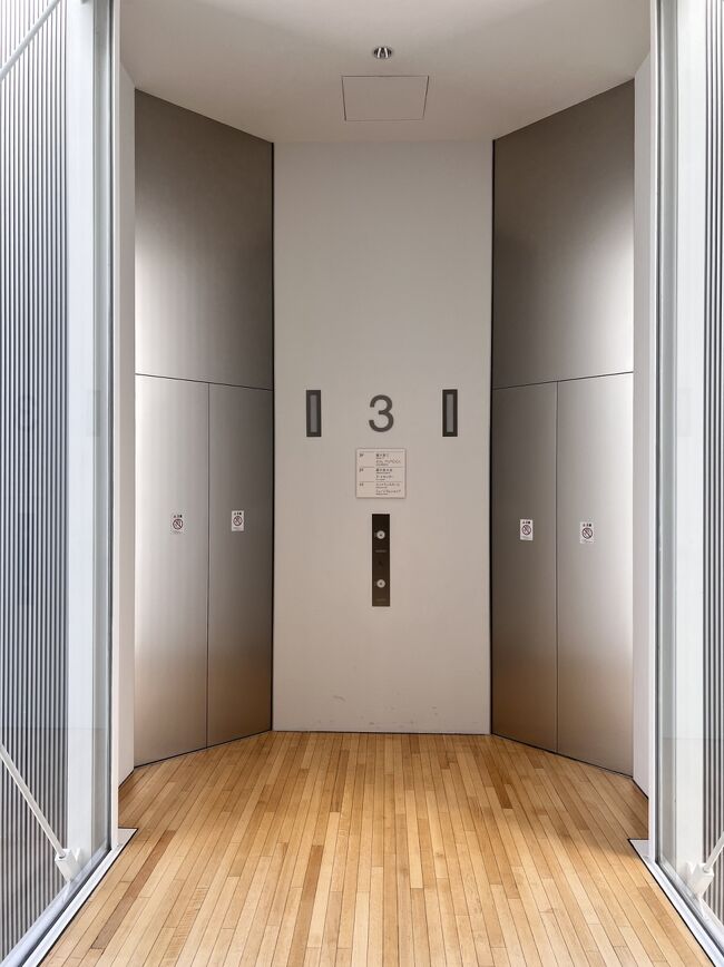 建物とは別棟に円筒状のエレベーター棟が構成されている<br /><br />エレベーターを降りると<br />この廊下を進んで展示スペースに至る動線が考慮されている