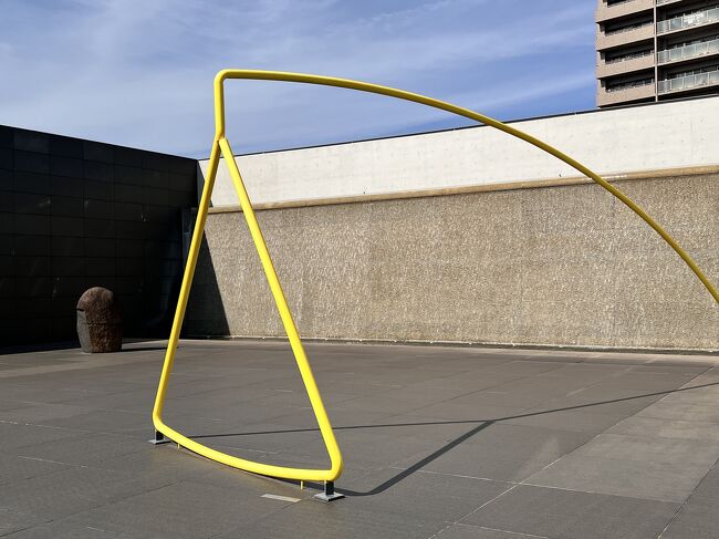 Cafe MIMOCA前には<br />猪熊弦一郎の彫刻が2点置かれている