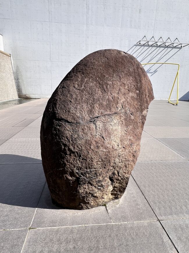 こちらの石材彫刻も<br />猪熊弦一郎のもの