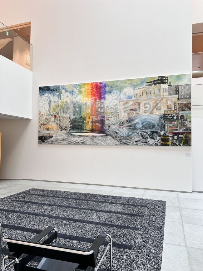 1階のチケット売り場の右側の展示<br />大岩オスカール(1965サンパウロ～)<br />「虹」2003年<br /><br />1989年サンパウロ大学建築学部卒<br />2002年からニューヨークを拠点に活躍