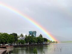 空港に着いた時も雨が降っていたけれど、歩いていたら再び雨が。
降らないって言ってたじゃーん!!　とか文句を言いながら傘を取り出すと、すぐに止んだ。
するとそこに、すごい虹。
こんなはっきりした虹、見たことないかもしれない。