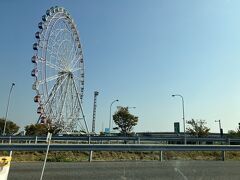 「ONOKORO　淡路島ワールドパーク」の大きな観覧車の横を通り過ぎます。

観覧車を見ても気分は全然癒されないわ～
そんなメンタルじゃない（笑）

時間とお金の無駄な消費が早くもウツな気分にさせる。