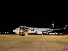 １時間ほどで茨城空港へ到着。
飛行機からはタラップで降り、ターミナルビルへ歩いて向かいました。（写真の飛行機は乗ってきた便ではありません）