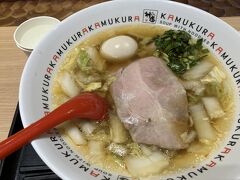 保安検査パスしてからお昼ご飯。どうとんぼり神座のおいしいラーメン。煮卵追加し、とってもおいしいラーメンに。
12時ということでかなり混雑。10分くらい並んで、提供までも10分弱くらいかかりました。