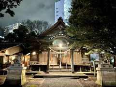 ホテルの前にある平岡野神社がライトアップされてきれいだったので、寄ってみました。
今日1日仕事が忙しくてイライラしたので、早く仕事が片付くようにお願いしてきました。