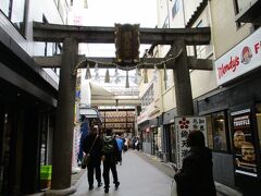 買物を少しした後、系列店の別場所のお店へ。寺町商店街にあります。
途中錦天満宮の、壁につきささる鳥居を見ました。