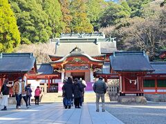 レンタサイクルで霧島神宮まで。
電動じゃないとのぼりきついです。