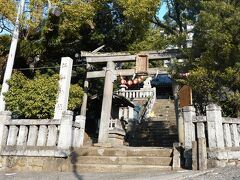 そして近くの「湯前神社」前を通りました。