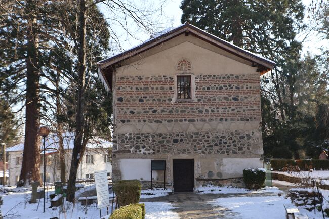 ボヤナ教会の建物、中に入り、現地の案内人の説明でフレスコ画の説明を受けました、狭いので入場制限がありますので待たされるこもあります。＊中は撮影禁止なので写真を撮ることはできませんでした。