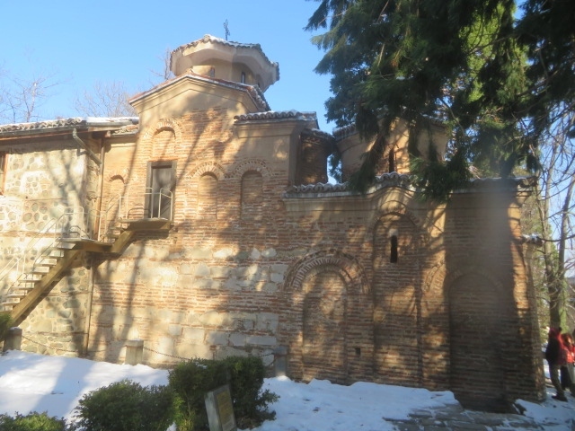 ボヤナ教会の建物、建物周囲に散策路がありましたので一周しました