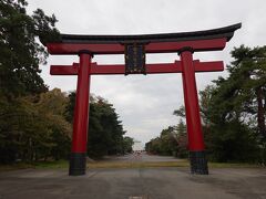 盛岡市役所の敷地内にあるシェアサイクルステーションで、自転車をレンタルして最初に足を運んだのが「盛岡八幡宮」です。宮古街道沿いには大きな赤い鳥居がありました。