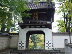 「大慈寺」は、かつて総理大臣も経験した盛岡出身の政治家・原敬の菩提寺として知られます。印象的だったのは、石段の上に建つ中国様式の山門で、白を基調とした姿は、周囲の緑と良い調和がとれていました。