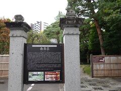 南昌荘は、J盛岡出身の実業家・瀬川安五郎の邸宅として明治18年に建てられたもので、敷地は約1100坪の広さを誇ります。その後、所有者が変りつつも美しい庭園を維持しており、盛岡市から保護庭園の指定を受けています。