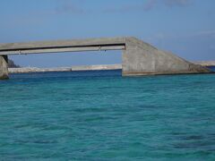 シールガチ橋
この橋からウミガメが良く見えるそうですが、今日は一匹も確認できませんでした。
運の悪い客だと言われました。ウミガメ位たくさん見たから、見なくても平気だと負け惜しみで返しました。