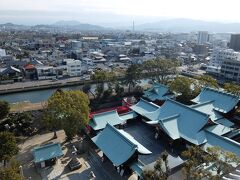 市街地も良く見渡せる。天気が良ければ石鎚山も見えるはず。
手前の神社は吹揚神社。4社が合祀され、今治城の別名にちなんだ名前となっている。