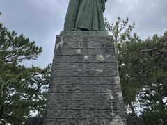 桂浜に降りる途中にある銅像
