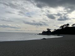 桂浜まで降りてきました
もう少し砂浜が黄色い感じだと思ってましたが砂っぽい感じです