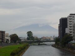 「夕顔瀬橋」は、北上川に架かる橋のひとつで、県道1号線を通しており、交通の要所です。一つ下流に位置する「旭橋」から夕顔瀬橋を望むと、背後に岩手山の姿を見ることが出来ます。私たちが足を運んだ時はあいにくの小雨交じりの天気で、絶景とまでは言えませんでした。