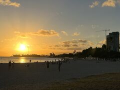 ■アラモアナビーチパーク (Ala Moana Beach Park)

アラモアナセンターで過ごし、サンセットタイムになったので、近くのビーチへ。

ビーチの波音と沈む夕日の雰囲気が最高です。

ハワイの魅力のひとつは、ビーチが身近にあること。ビーチで過ごす時間が日常なので、気持ちの良い青空の下、のんびりビーチで過ごしたり、幻想的な夕暮れを眺めたりと思い思いの時間を過ごすことができます。