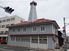 「紺屋町番屋」は中津川にほど近い場所に建つ瀟洒な西洋建築です。もとは大正2年に「盛岡市消防団分団番屋」として建てられたもので、現在は、市の景観重要建造物に指定され、カフェを併設した交流体験施設として利用されています。交差点の一画に建ち、周囲からとても目立つ存在です。