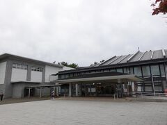 「もりおか歴史文化館」は、盛岡城跡公園の東端近くにあります。盛岡の祭りや観光情報を紹介する1階と、盛岡の歴史やお宝を展示する2階から構成され、1階は無料で入場することが出来ます。喫茶も併設されているので、休憩を兼ねて立ち寄るのも良いと思います。