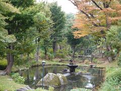 岩手県庁と盛岡城跡公園の間に挟まれた場所が「内丸緑地」です。10月下旬に訪れたところ、既に紅葉が始まっており、色彩豊かな光景が楽しめました。あいにく青空はありませんでしたが、のんびりと散策するのが心地よかったです。